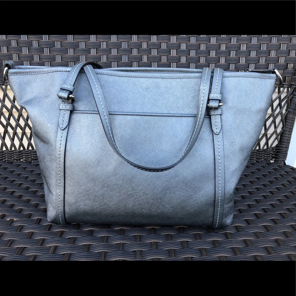 Authentic metallic silver Coach shoulder bag - Picture 2 of 8